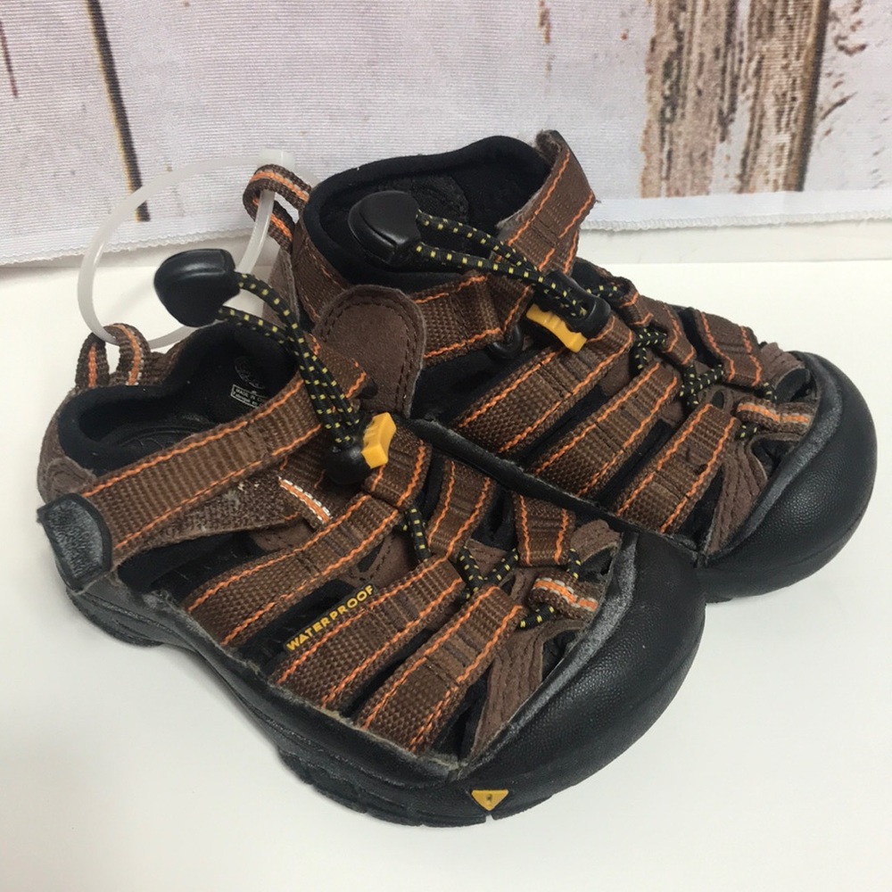 Size 8 keen sandals